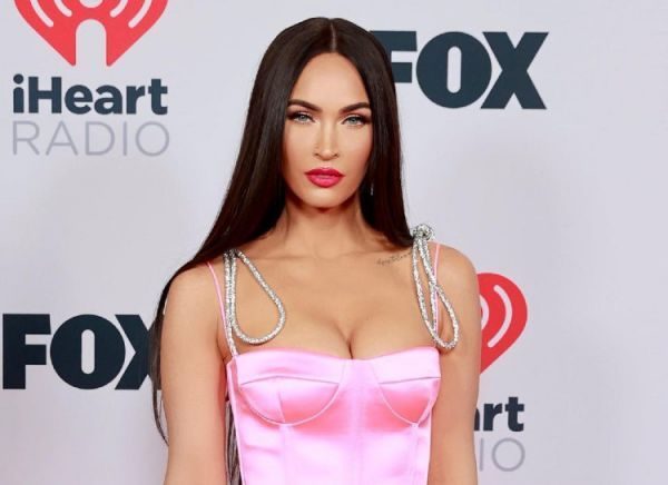 Найкоротша спідниця з усіх + дуже довге пальто: ефектний вихід Меган Фокс (ФОТО)