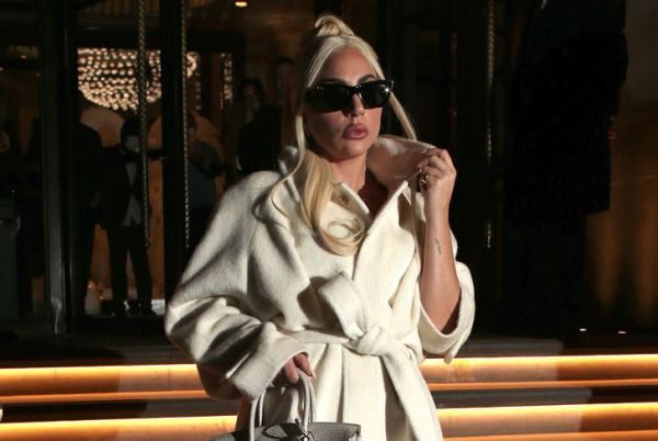 Леді Гага в білому пальто Celine, з сумкою Hermes і в туфлях Jimmy Choo (ФОТО)