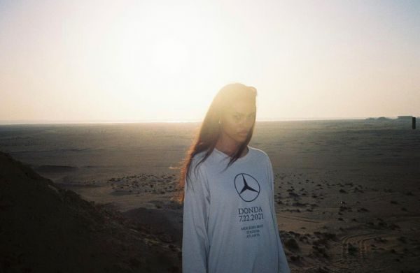 Тіна Кунакі позує в пустелі у найбажанішому мерчі року (ФОТО)