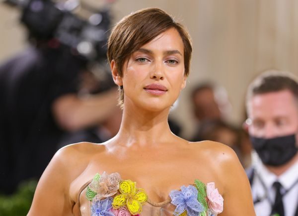 Ирина Шейк возвращается в Нью-Йорк в тренче и длинной юбке (ФОТО)