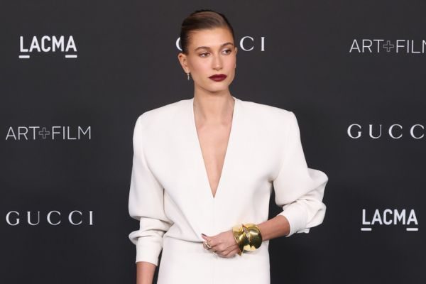 Краса в простоті: Хейлі Бібер у білому Saint Laurent (ФОТО)