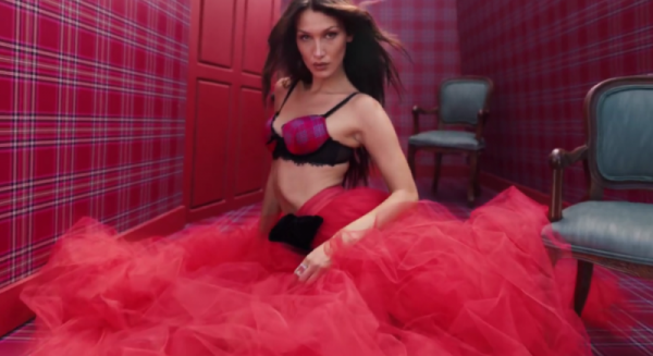 Чарівна різдвяна реклама Victoria's Secret з Беллою Хадід у картатому бра (ВІДЕО)