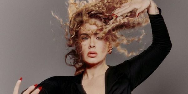 Адель знялася у вбраннях від Burberry і Gucci (ФОТО)