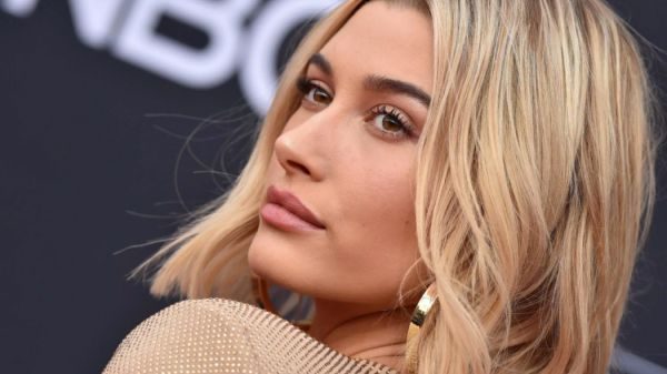 Ідеальні сині джинси і біла майка: Хейлі Бібер у компейні Levi's (ФОТО)