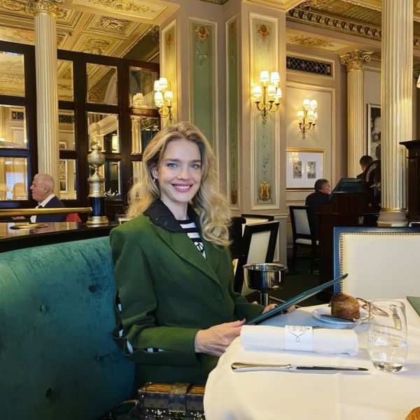 Наталя Водянова у зеленому піджаку, який потрібен нам усім (ФОТО)
