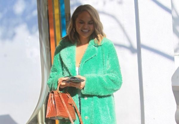Модель Кріссі Тейген вийшла на шопінг у зеленій шубі (ФОТО)