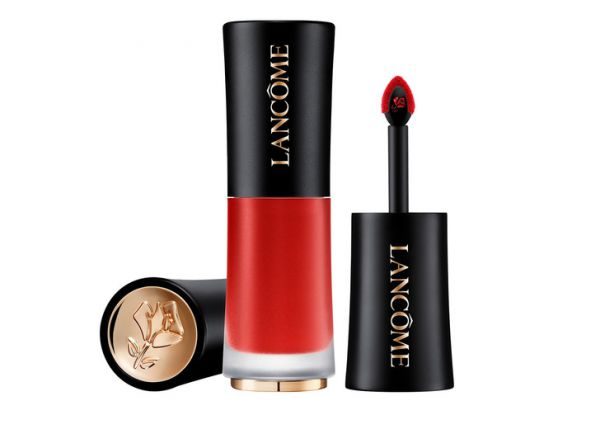 "Емілі в Парижі" показала свою улюблену червону помаду (ФОТО)