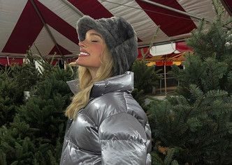 Модель Ельза Госк шукає ялинку у чудовому пуховику (ФОТО)