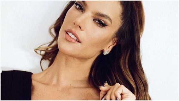 Алессандра Амбросіо знайшла дуже спокусливу сукню для новорічної ночі (ФОТО)