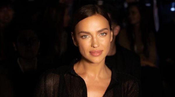 Спокуслива Ірина Шейк у шовковій піжамі Boss (ФОТО)