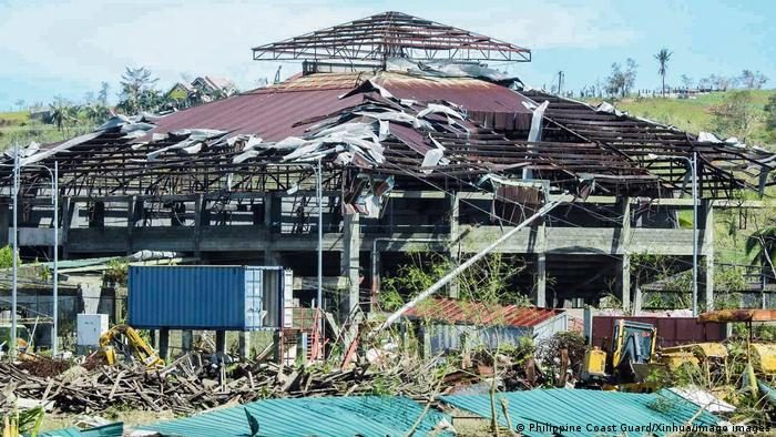 На Філіппінах зростає кількість жертв тайфуну "Рей"