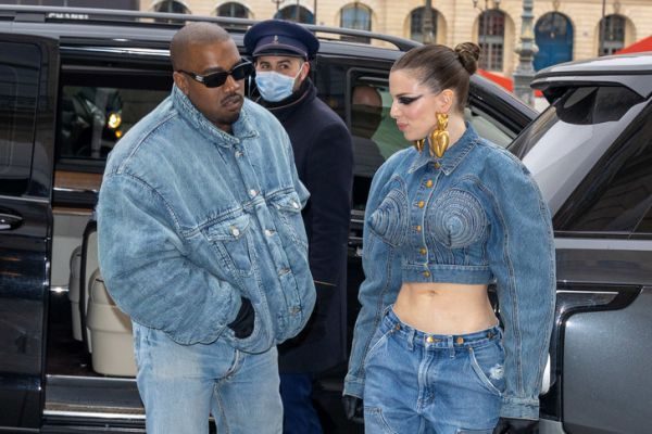 Джулія Фокс і Каньє Вест дебютували на шоу в Парижі в найкрутіших джинсових образах (ФОТО)