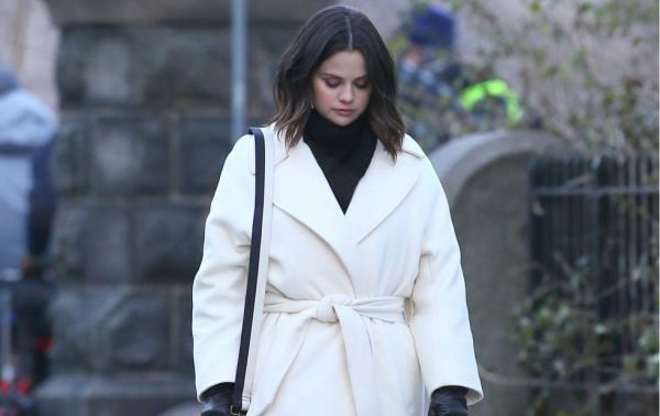 Селена Гомес у лаконічному білому пальто проводжає зиму в Нью-Йорку (ФОТО)