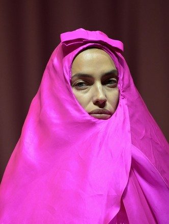 Ірина Шейк у яскраво-рожевій сукні-коконі, в якій видно лише її очі (ФОТО)