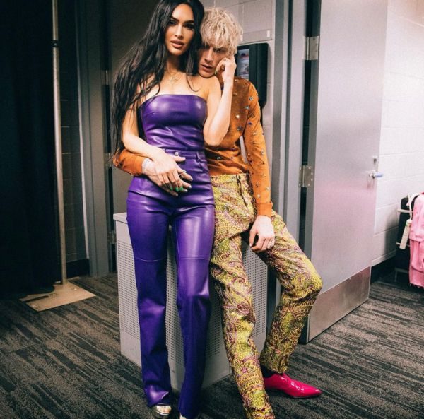 Меган Фокс обіймається з нареченим в шкіряному костюмі наймоднішого відтінку цього року (ФОТО)