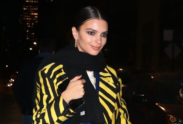 Емілі Ратажковскі на вулицях Нью-Йрорка в "хижому" пальто (ФОТО)