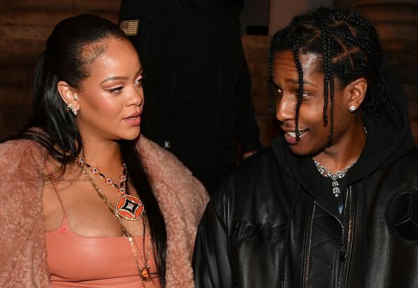 Вагітна Ріанна у міні-сукні потрапила в об'єктиви папараці (ФОТО)