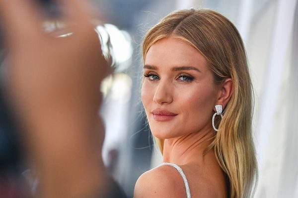 Роузі Хантінгтон-Уайтлі, яка нещодавно вдруге стала мамою, вийшла у світ (ФОТО)