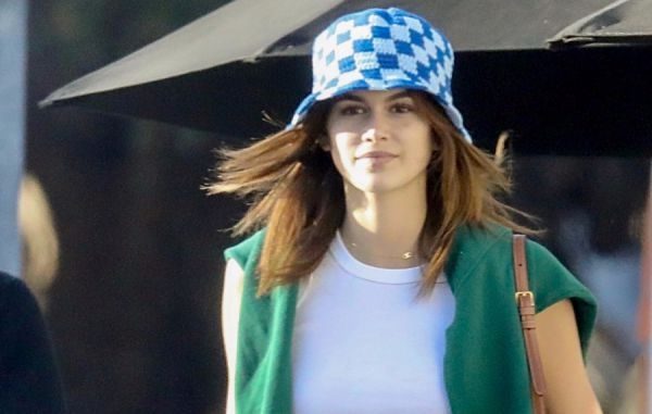 Кайя Гербер демонструє брюки, які вже стали бестселлером (ФОТО)