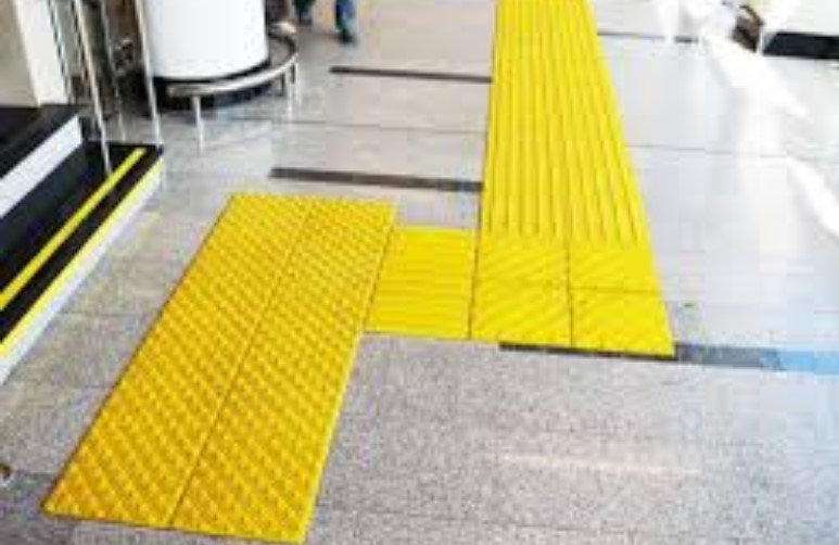 Зачем тротуар украшают жёлтыми плитками