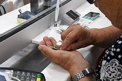 Инвалидам и пенсионерам старше 80 лет повысили пенсии