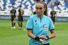Женщина-судья удалила футболиста "Ростова" за прикосновение к ней
