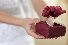 Россиянам напомнили об уплате налога за подарки