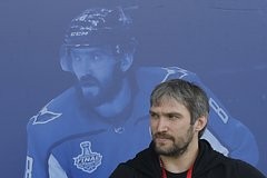 Канадский вратарь попытался укасть шайбу после рекордного 900-го гола Овечкина