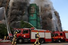 Число погибших при пожаре в Гонконге возросло