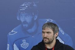 Канадский вратарь попытался укасть шайбу после рекордного 900-го гола Овечкина