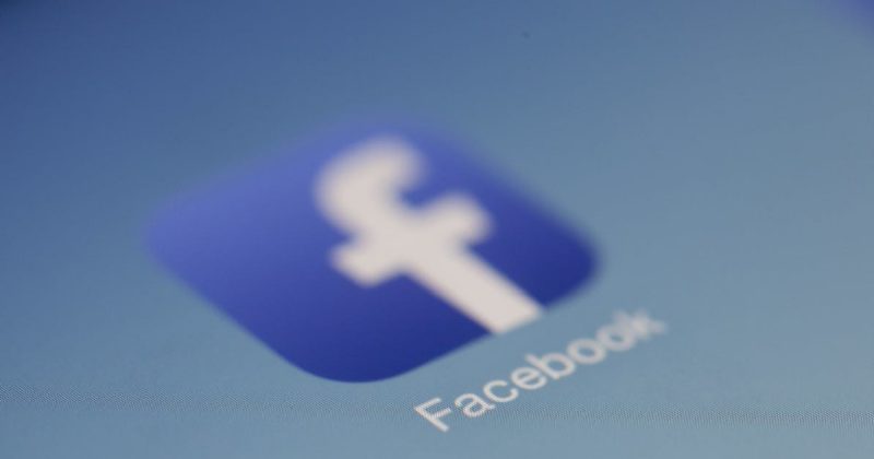 Facebook выделит политическую рекламу в ленте