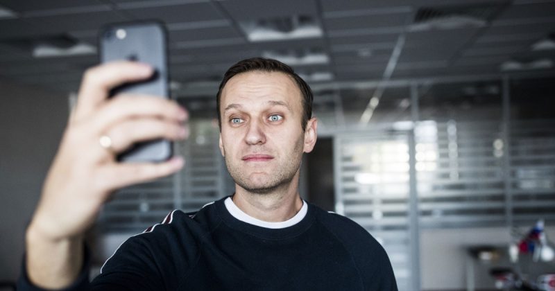 Пресмыкательство и лизоблюдство: как в ФБК создаётся культ личности Навального