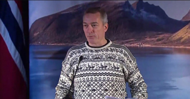 Бабушка собирала? Министр обороны Норвегии явился на брифинг в свитере с рыбками