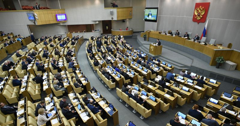 В Госдуме прокомментировали попытку депутата засунуть палец в ухо коллеги