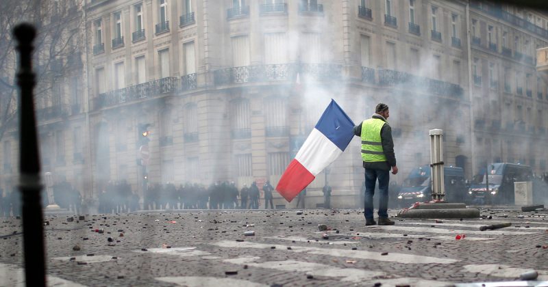 Идеальный враг. Почему во французских протестах видится "рука Москвы"