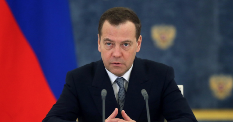 Медведев поздравил кабмин с Днём Конституции