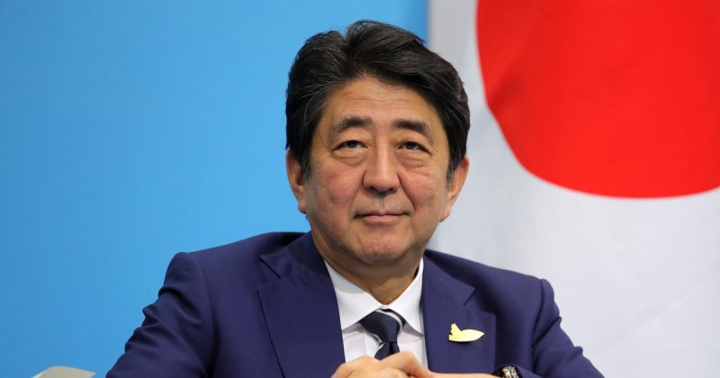 Абэ надеется "предметно" обсудить с Путиным мирный договор