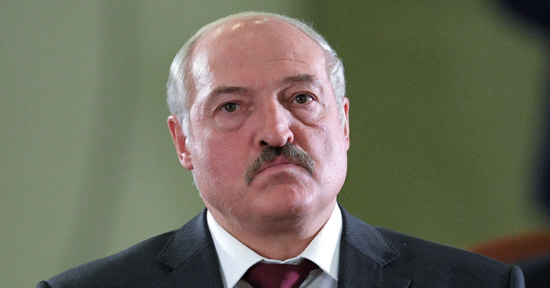 Для чего Лукашенко пытается усидеть на двух стульях