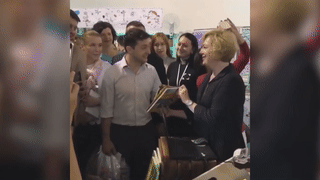 Зеленскому подарили детскую книгу "Политика для начинающих"