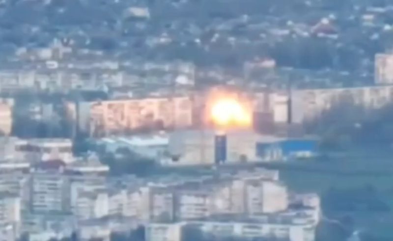 Дрон снял на видео удар ФАБ-500 по Ледовому дворцу с наёмниками в Херсоне