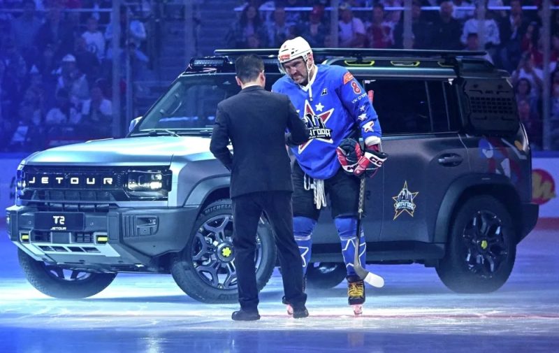 Внедорожник подарили Овечкину на "Матче года" в Москве в честь его рекорда в НХЛ