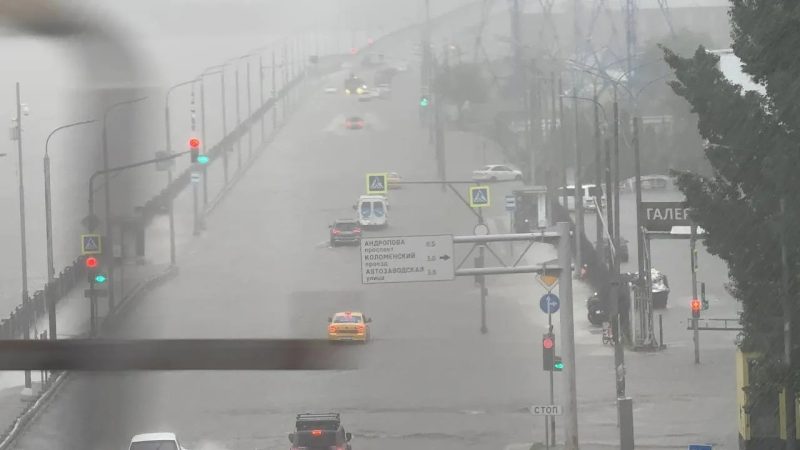 В Москве из-за обильных дождей временно перекрыто движение на нескольких улицах