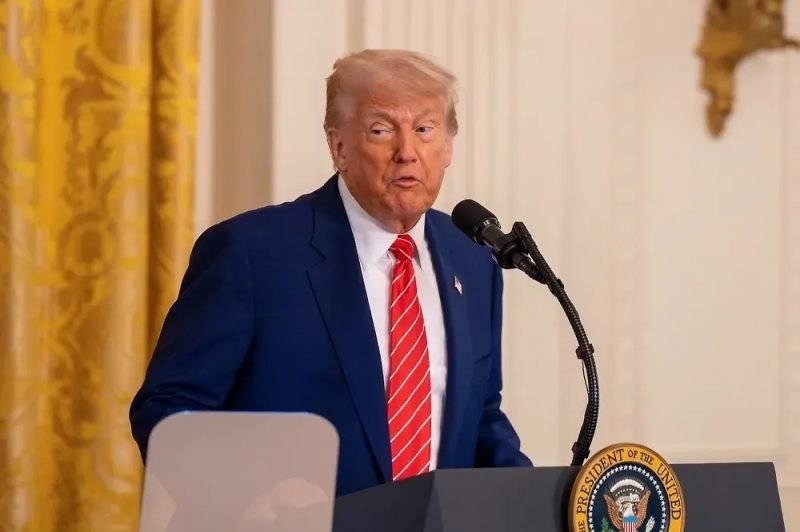 Конгресс США затребовал "книгу" педофила Эпштейна с непристойной уликой против Трампа