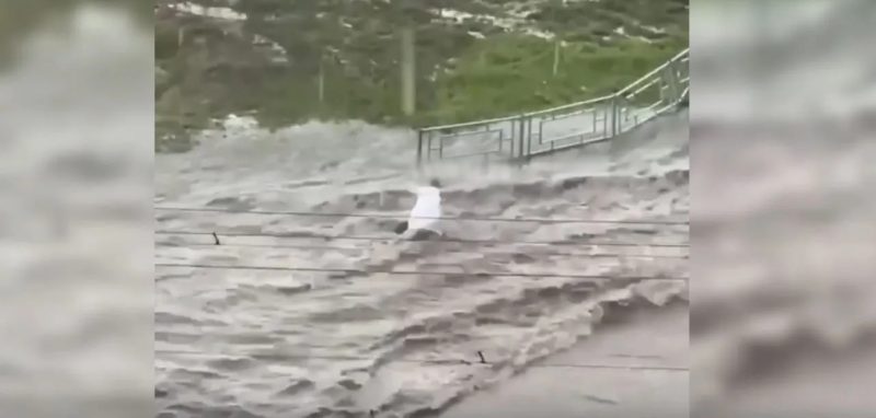 "Поехала": В Барнауле девушку смыло с улицы потоком воды