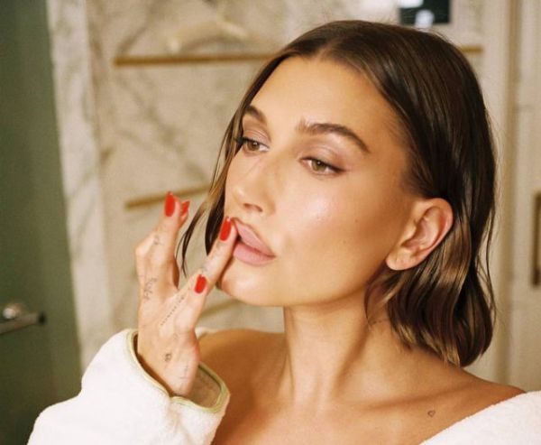 визажист Кардашьян-Дженнер и Хейли Бибер запускают свой красотный бренд