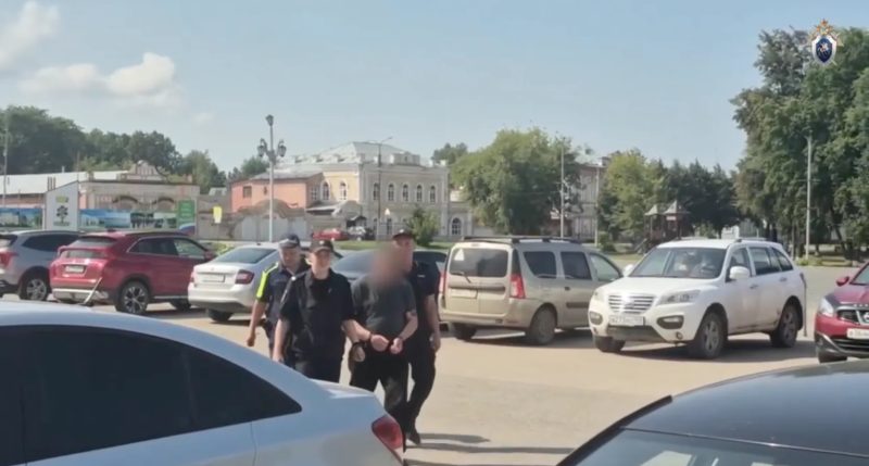 Дети-близнецы и тату выдали в семьянине зверя, убившего двух человек на свиноферме в 2000-м