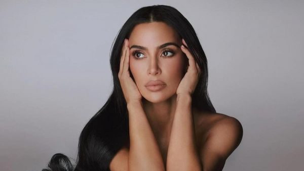 Реакция Ким Кардашьян на видео Энтони Хопкинс в повязке ее бренда (фото)