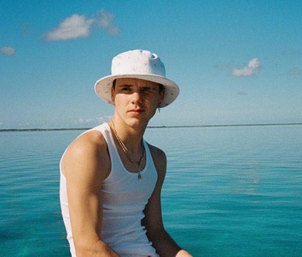 Круз Бекхэм повторил знаменитую фотографию своего отца в белых плаваниях на яхте