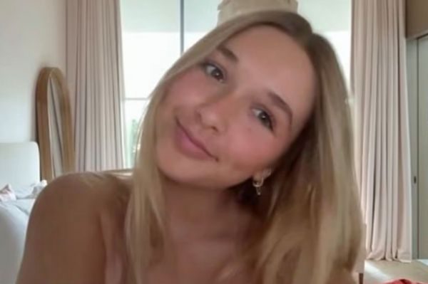 Харпер Бекхэм следует за ногами известной матери, снимая свои собственные видео с уроками макияжа