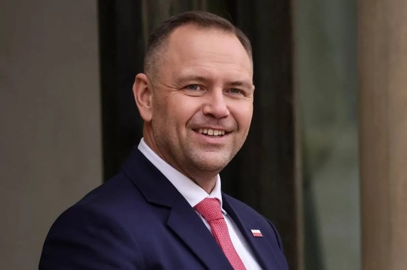 Навроцкий нарушил "элегантную традицию" и не пустил Сикорского в свой самолёт